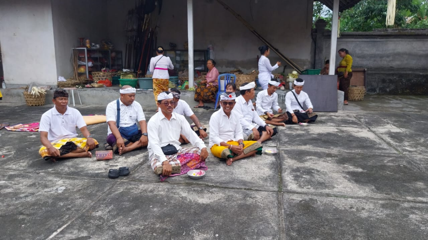Kegiatan Sembahyang di Pura Dalem Babakan